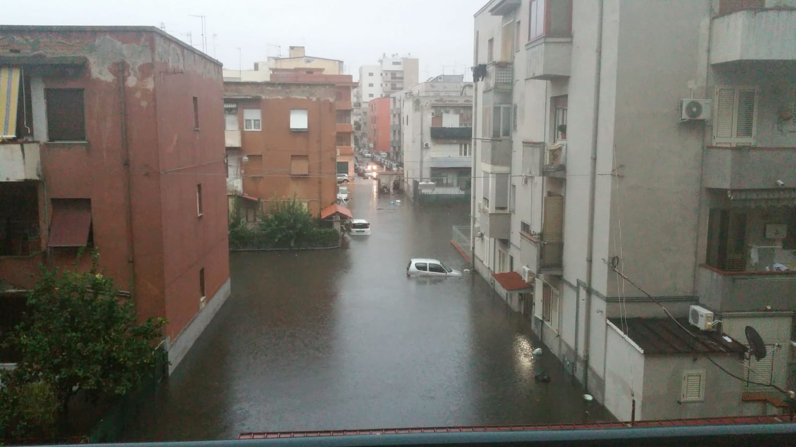Reggio Calabria allagata: strade come fiumi in piena