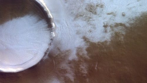 Marte: cratere di ghiaccio fotografato dal Trace Gas Orbiter