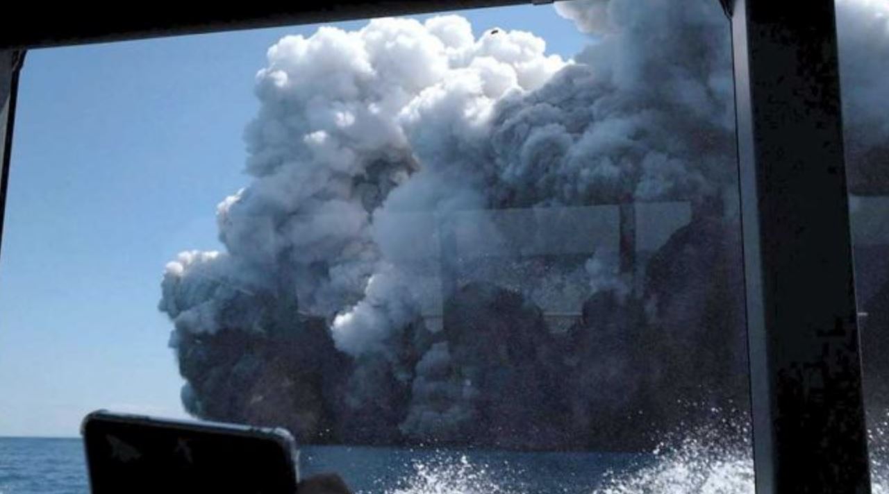 Spaventosa eruzione vulcanica in Nuova Zelanda, molti turisti coinvolti: almeno 5 morti
