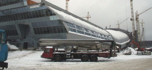 Troppo caldo in Russia: camion portano la neve artificiale a Mosca
