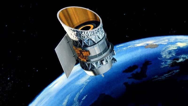 Spazio: due satelliti potrebbero scontrarsi. L’annuncio degli esperti