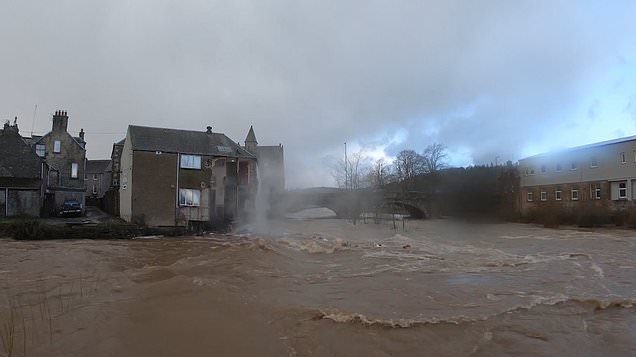 Scozia: la tempesta Ciara provoca il crollo di hotel. Il video