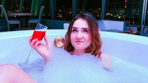 Ghiaccio secco nella piscina: tre morti al compleanno dell’influencer russa