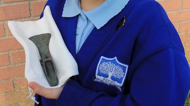 Inghilterra: gioca con il metal detector e scopre un’ascia dell’età del bronzo