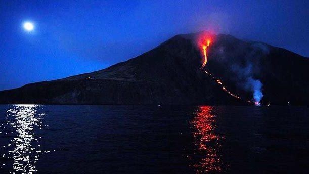 Nuova eruzione dello Stromboli: lava raggiunge il mare