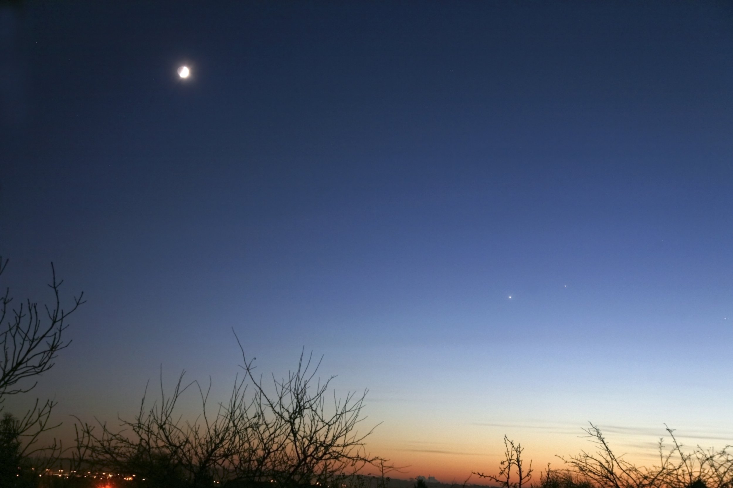 Perché Venere appare sempre poco dopo il tramonto o prima dell’alba?
