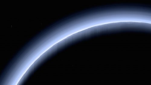 Plutone: scoperta l’origine della foschia blu che avvolge il pianeta nano
