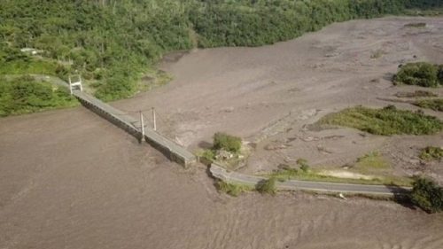 Ecuador: le piogge fanno crollare ponte sul fiume Upano