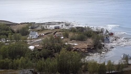 Norvegia: colossale frana trascina le case in mare. Il video