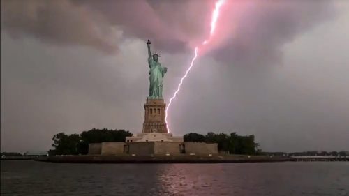 Fulmine colpisce Statua della Libertà: il video