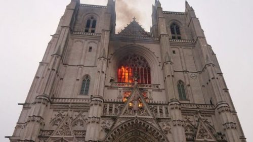 Francia: fiamme nella cattedrale di Nantes. I pompieri: ‘Incendio fuori controllo’