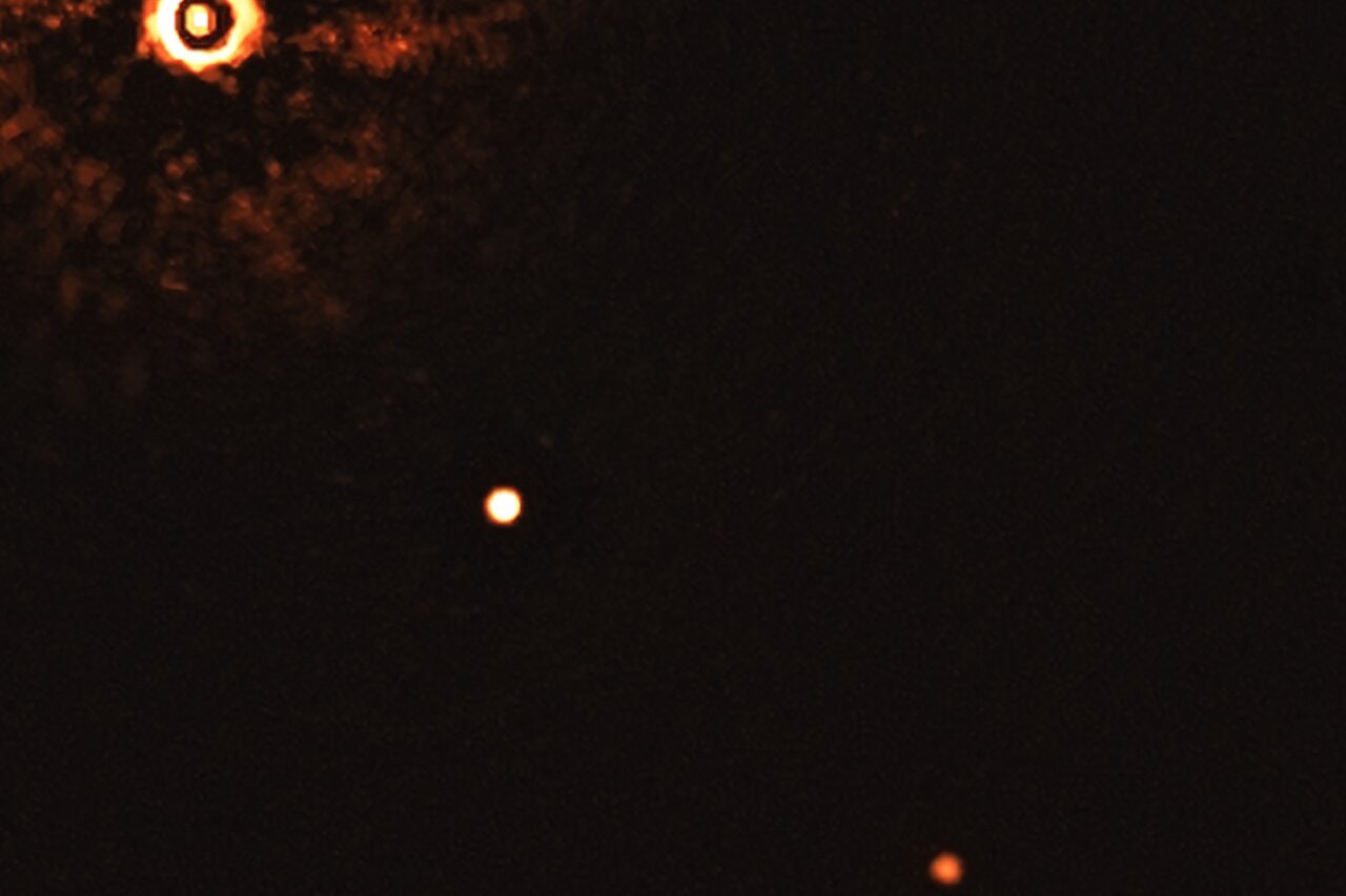 Spazio: la prima immagine di 2 esopianeti intorno ad una stella simile al Sole