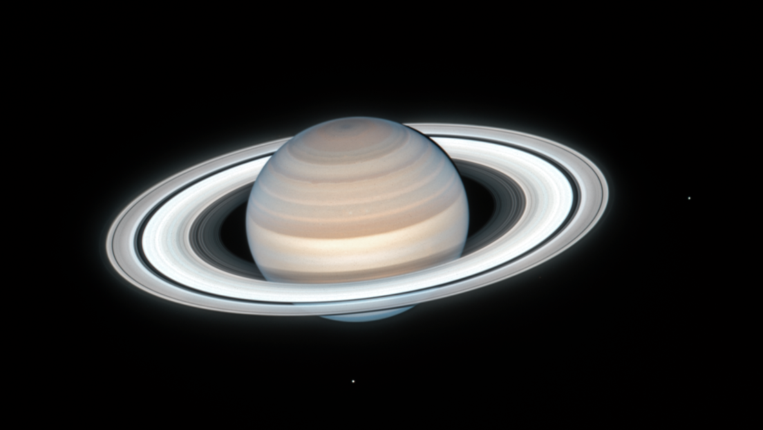 Cambiano le stagioni su Saturno e il pianeta cambia colore. Le immagini
