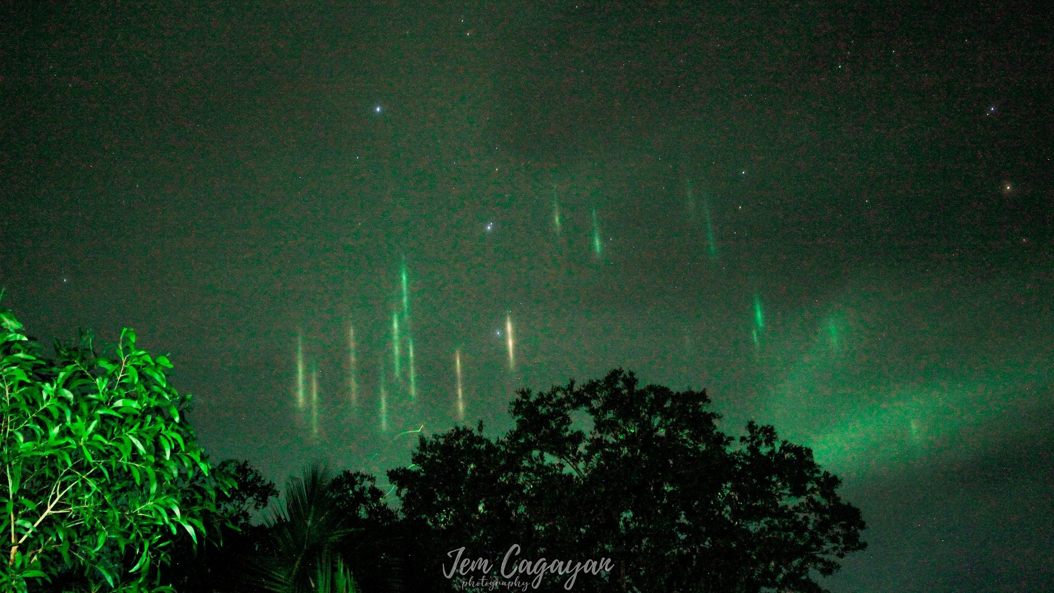 Filippine: ‘pilastri di luce’ appaiono nel cielo prima della forte scossa