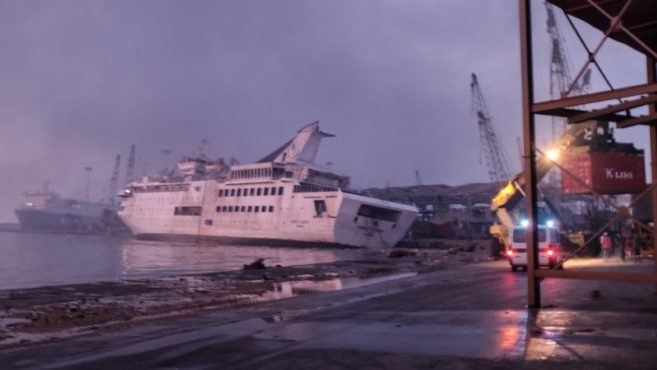 Esplosione Beirut: affonda  nave da crociera Orient Queen
