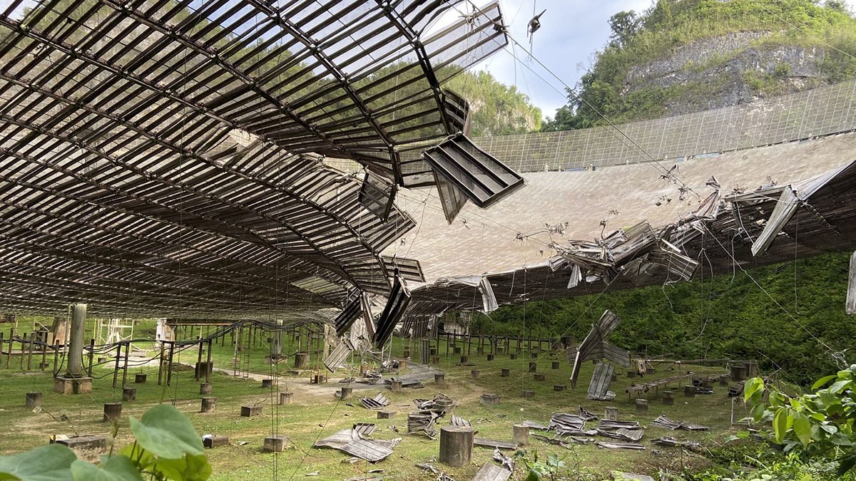 Arecibo: cede cavo metallico, struttura del radiotelescopio distrutta