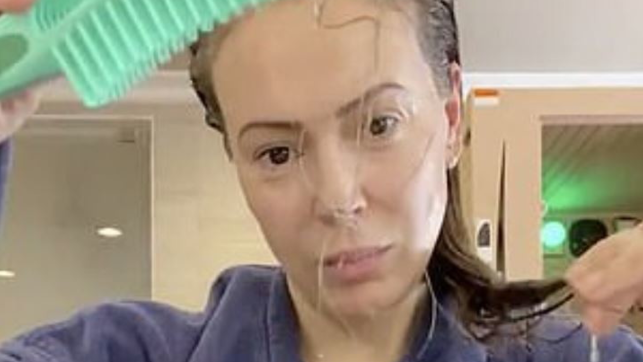 L’attrice di ‘Streghe’ Alyssa Milano, mostra gli effetti del covid-19 sui suoi capelli. Il video