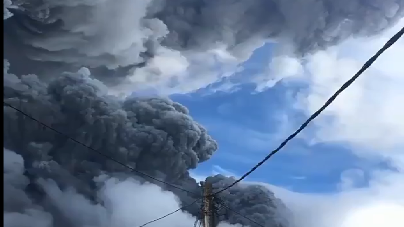 Indonesia: esplode il Sinabung, colonna di cenere di 5.000 metri oscura il cielo
