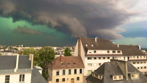 Francia: il cielo si colora di verde prima di una forte tempesta