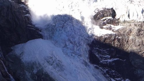 Alpi: il ghiacciaio Turtmann si ‘spacca’ e frana. Il video