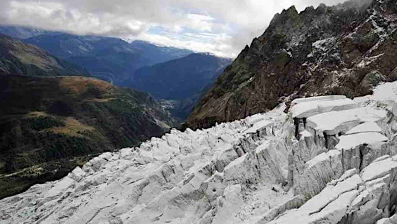 Ghiacciaio del Monte Bianco sta collassando: evacuata la Val Ferret