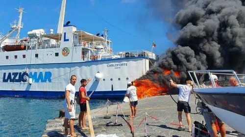 Ponza: esplode barca, famiglia si getta in mare