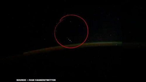 Spazio: cosmonauta  riprende strani oggetti dalla Stazione Spaziale