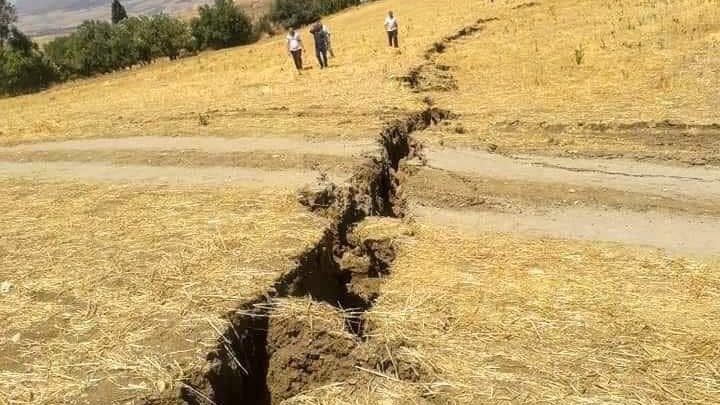 Terremoto Algeria: crollano edifici, la terra si spacca