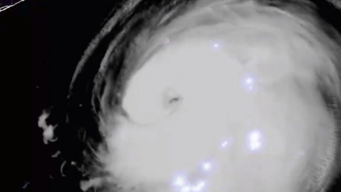 USA: il NOAA mostra i fulmini nell’uragano Laura