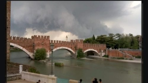 Maltempo a Verona: shelf cloud sulla città