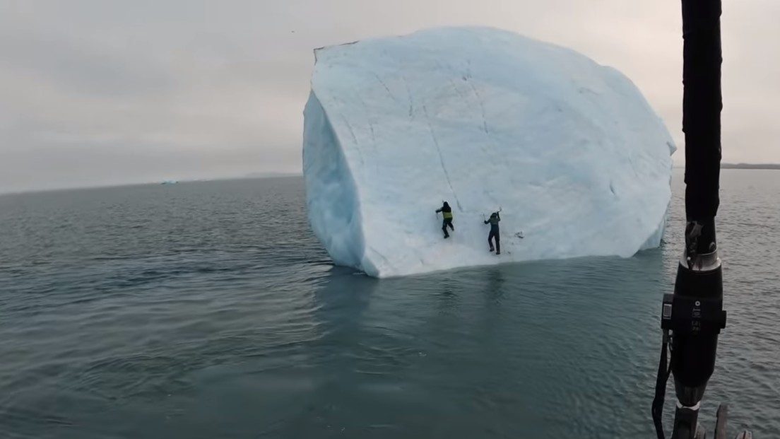 Si ribalta iceberg: travolti due esploratori svizzeri nel Mar Glaciale Artico. Il video