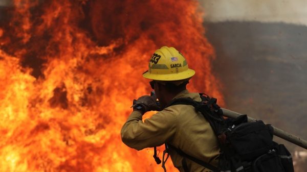 California: esplodono fuochi artificiali durante una festa e provocano colossale incendio