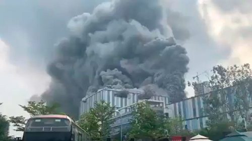 Cina: in fiamme edificio Huawei. Il video