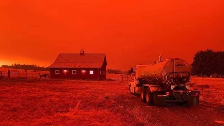 Oregon: gli incendi tingono di rosso il cielo. Immagini apocalittiche