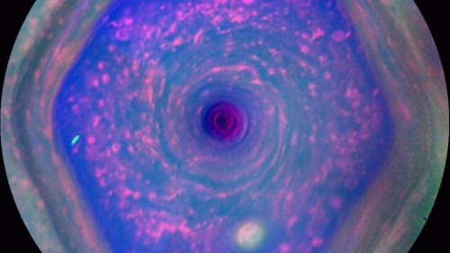 Saturno: scoperto il mistero dell’esagono del polo nord