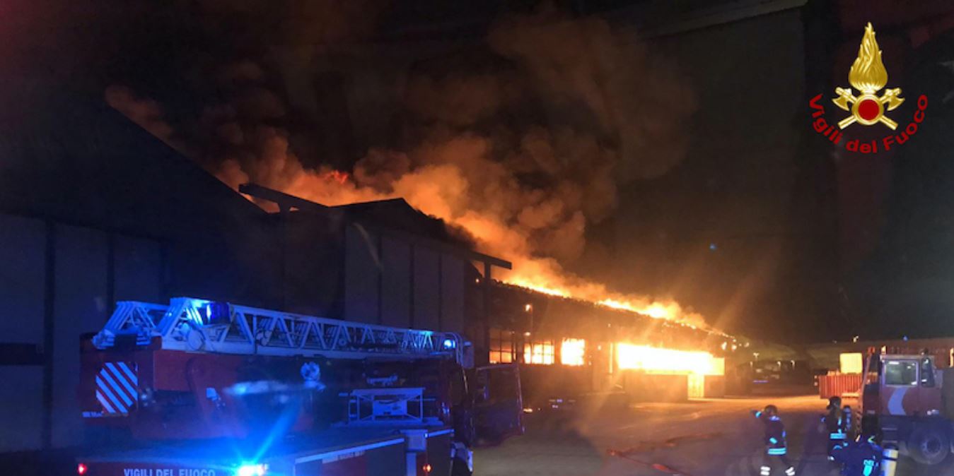 incendio-porto-ancona-1.jpg