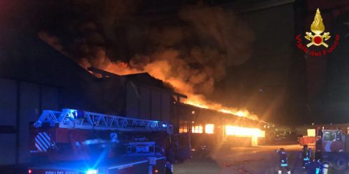 Spaventoso incendio nel porto di Ancona: molti danni, fumo anche in centro