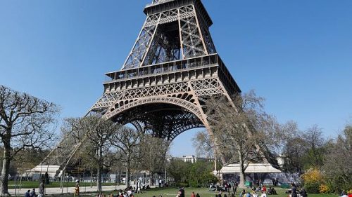Allarme bomba a Parigi: Torre Eiffel evacuata