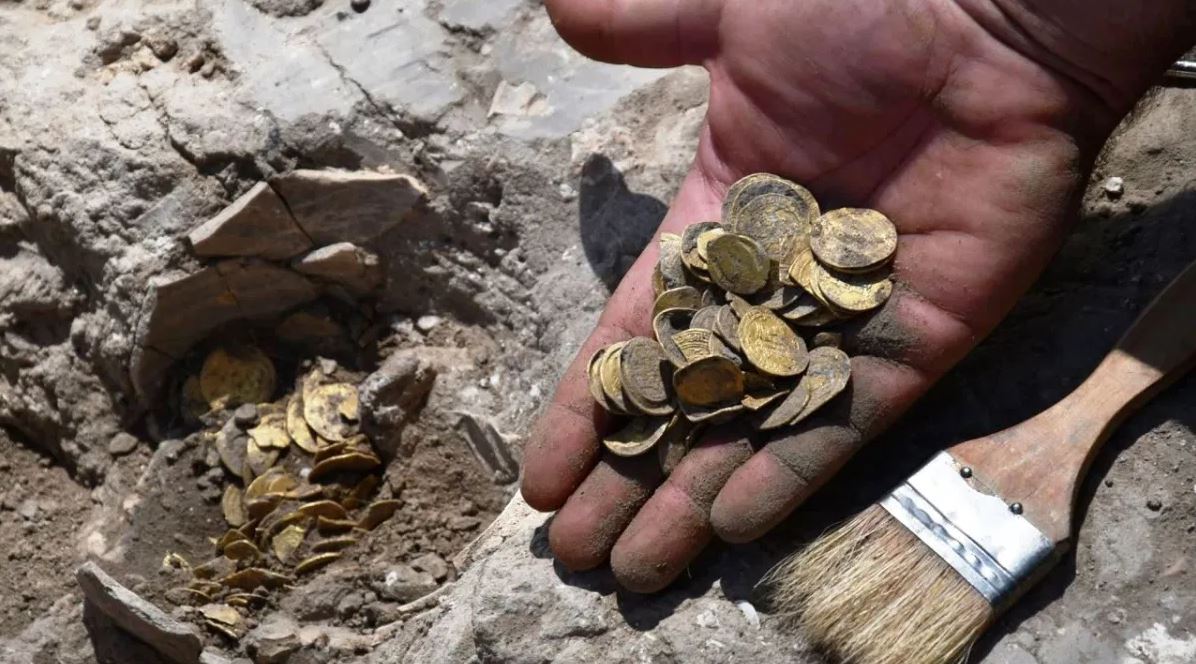 Scoperto un vaso contenente 425 monete d’oro a 24 carati: valore inestimabile