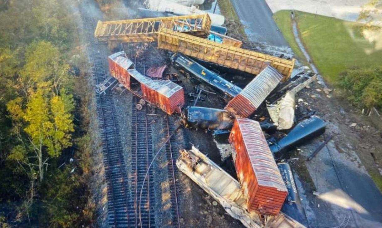 Disastroso deragliamento ferroviario in Usa: vagoni ammassati, evacuate due scuole