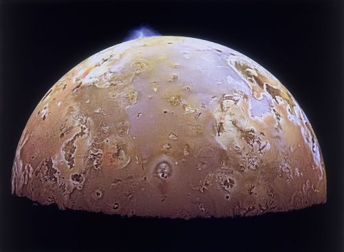 Io: osservati colossali pennacchi di anidride solforosa sul satellite di Giove