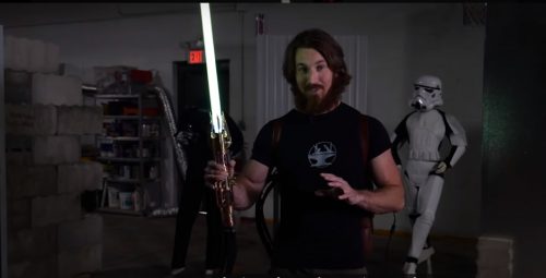 Blogger crea una spada laser in stile “Star Wars” che taglia l’acciaio