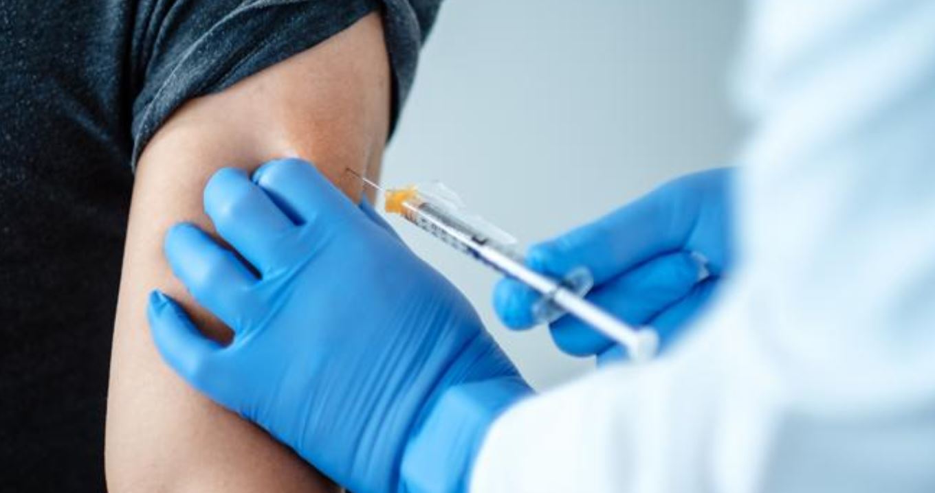 Coronavirus e vaccini Pfizer-Moderna: febbre e dolori non sono pericolosi ma possono essere molto intensi