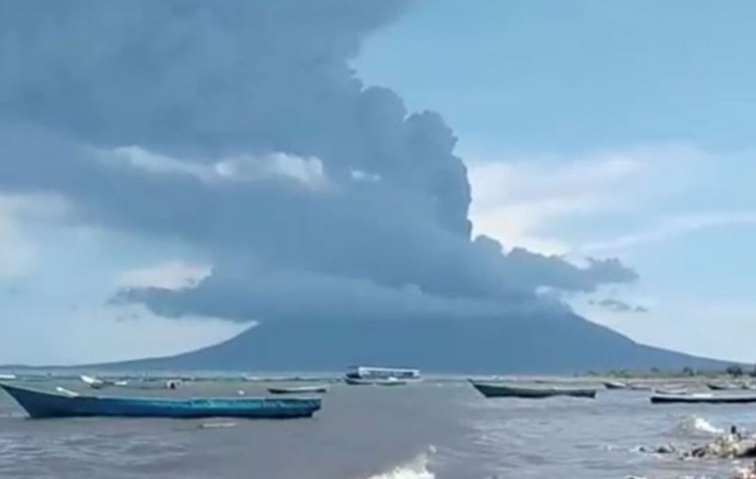 Erutta un vulcano in Indonesia, colonna di fumo alta 4 km: centinaia di evacuati
