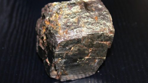 Indonesia: meteorite precipita sull’abitazione di un falegname. Ora è milionario