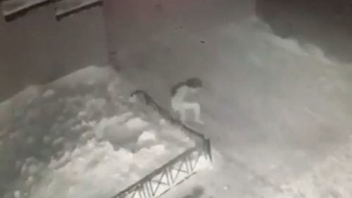 Russia: bambina di sei anni precipita dal quarto piano. Salvata da un mucchio di neve