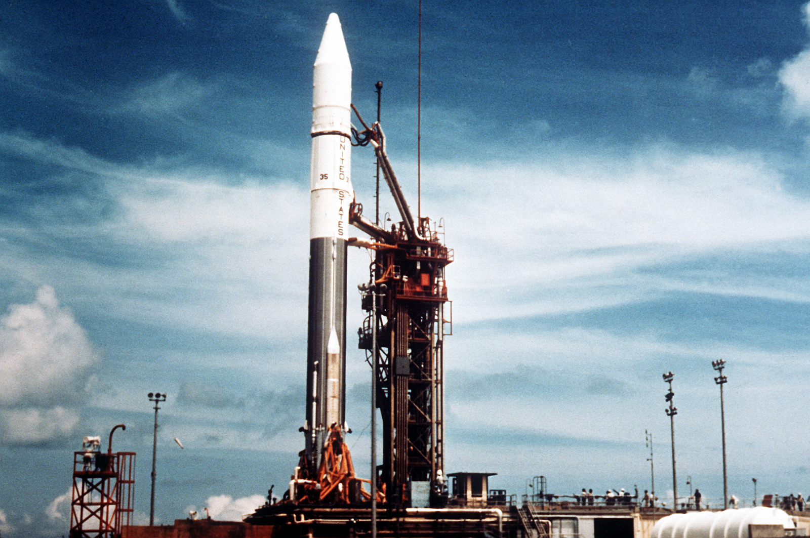 Spazio: razzo degli anni ’60 lanciato sulla Luna sta ‘tornando’ verso la Terra