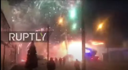 Russia: incendio in fabbrica di fuochi d’artificio. Spettacolo pirotecnico fuori controllo