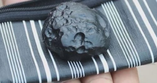 Meteorite nero precipita nel giardino di un pensionato: stupore e paura nel quartiere