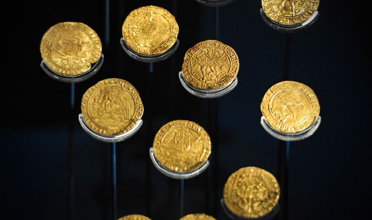 Zappano il terreno e trovano 64 monete d’oro della dinastia Tudor: il valore è enorme